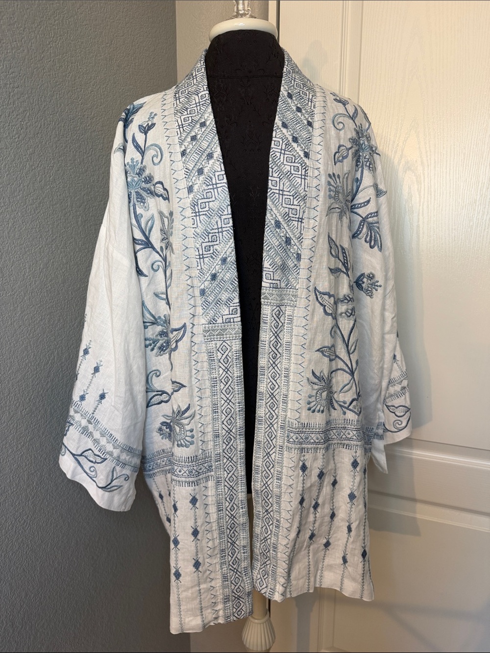 Johnny Was White 100% Linen Kimono Jacket with Blue Embroidery